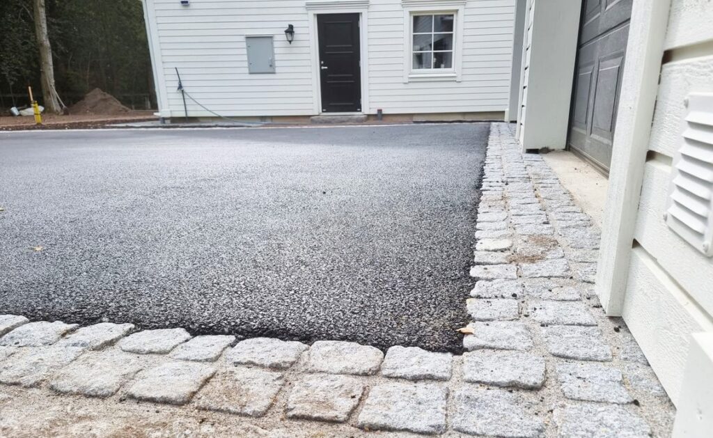 Asfaltering av garageuppfart. Eslöv Västra Sallerup